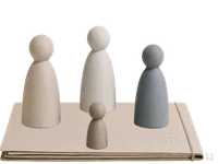 Vier neutrale figuren op een dossiermap als verbeelding van mediation bij scheiding en kinderen.